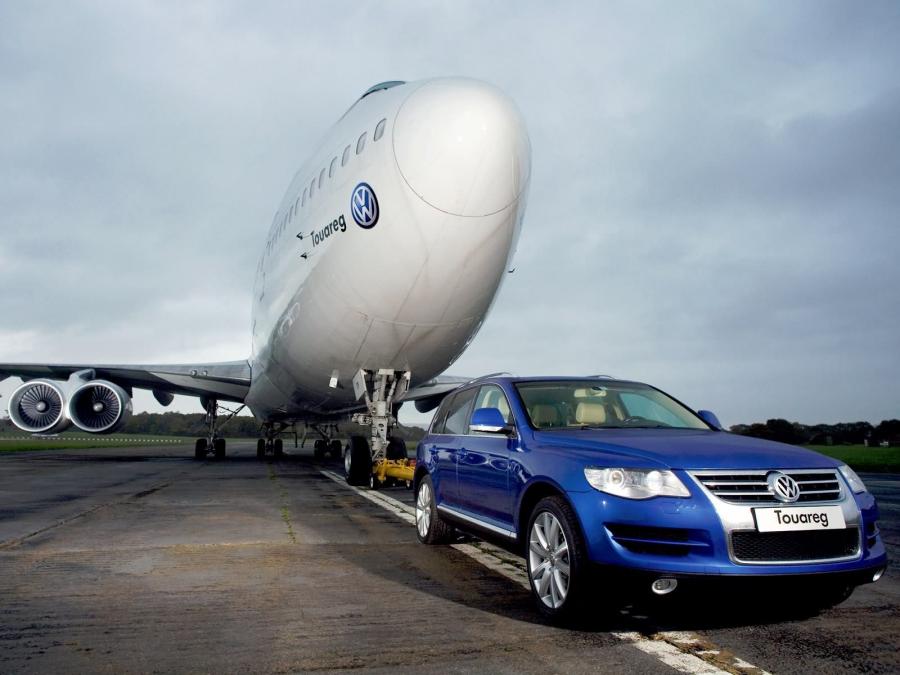  Volkswagen Touareg V10 TDi Tows Boeing 747 2006 года  (фото 9 из 10)